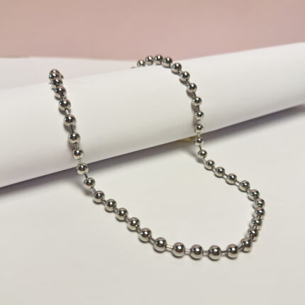 Collar de balines plateado